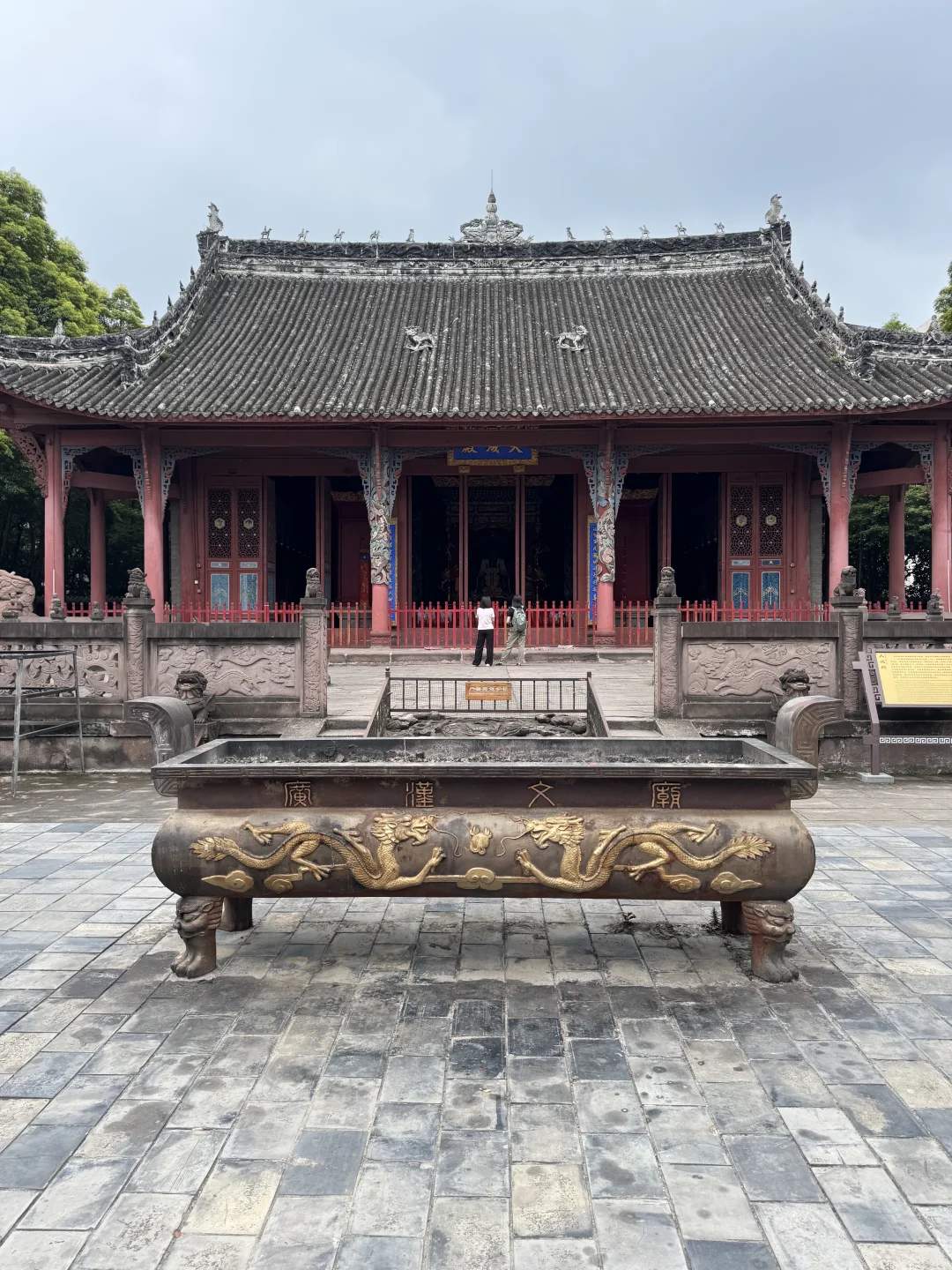一座园林里，叠着不同年代