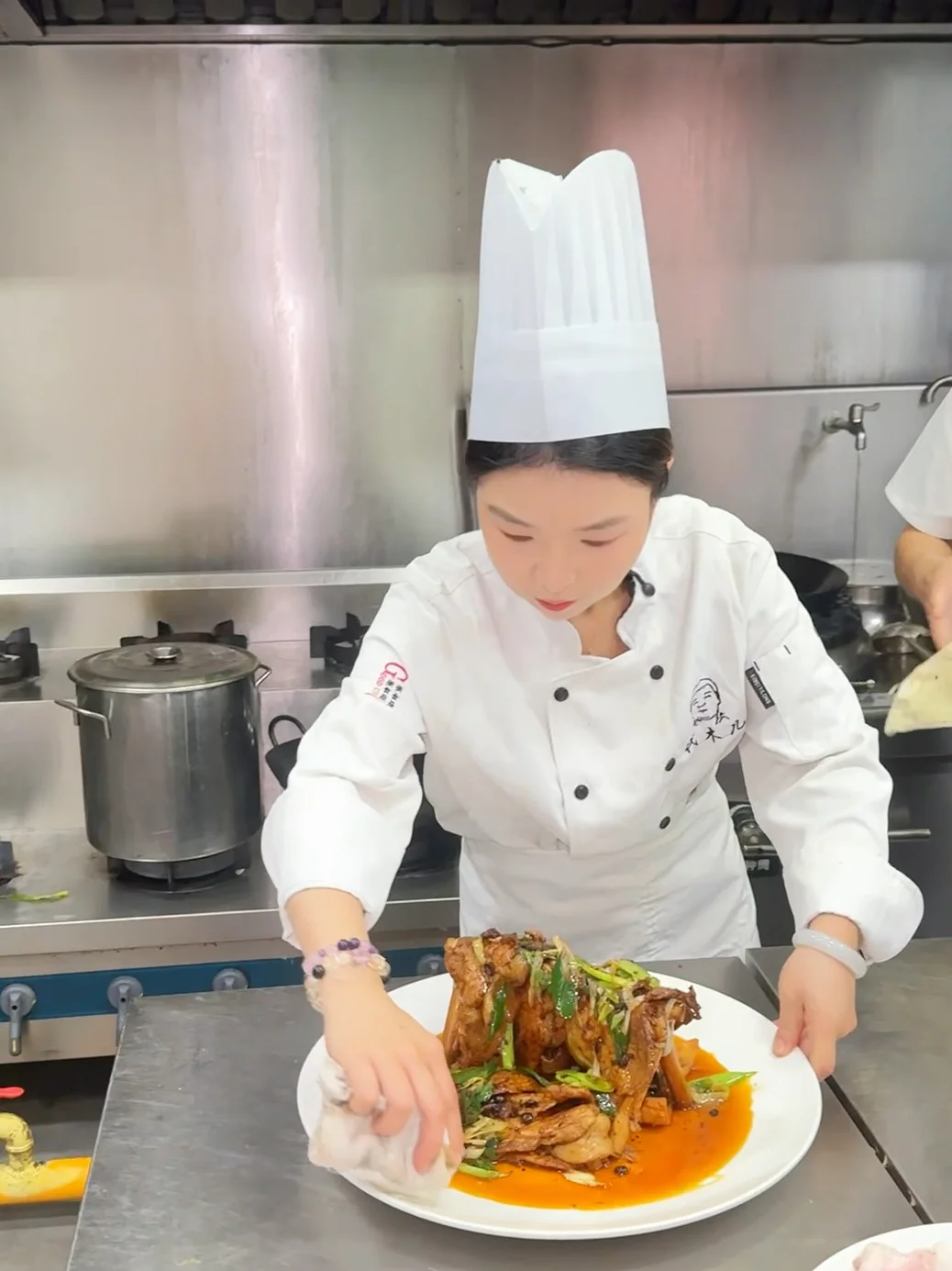 厨师展示出锅的连山回锅肉